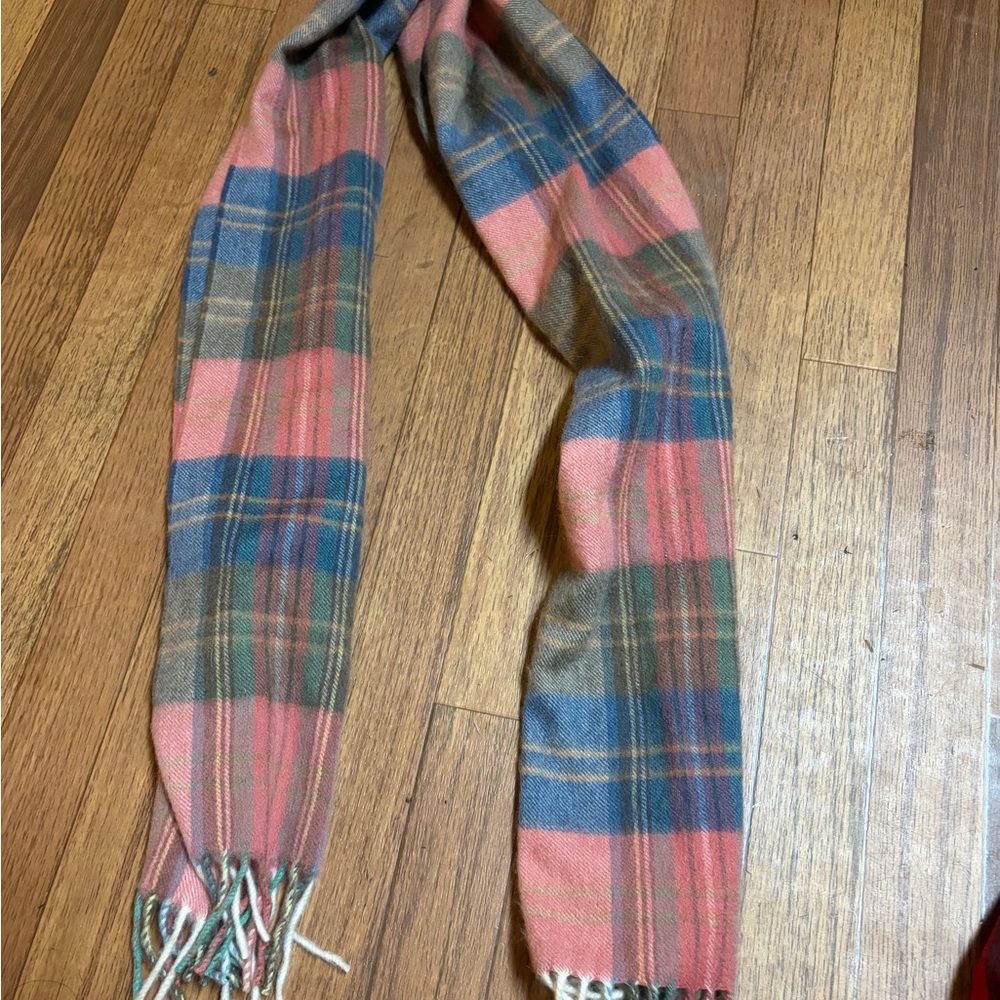 Hilltop Brand scarf is made in Scotland from 100% cashmere. - Picture 6 of 7